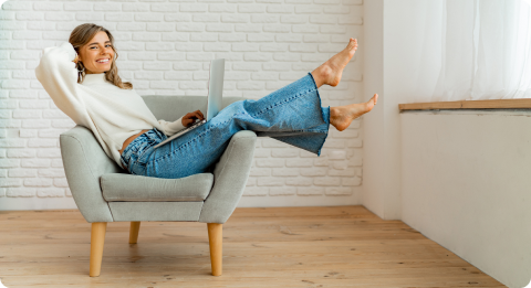 женщина расслабляется в кресле