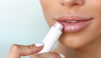 Как ухаживать за губами зимой, чтобы не шелушились