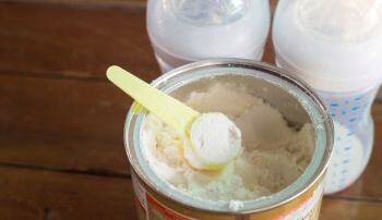 Какой смесью лучше кормить новорожденного?